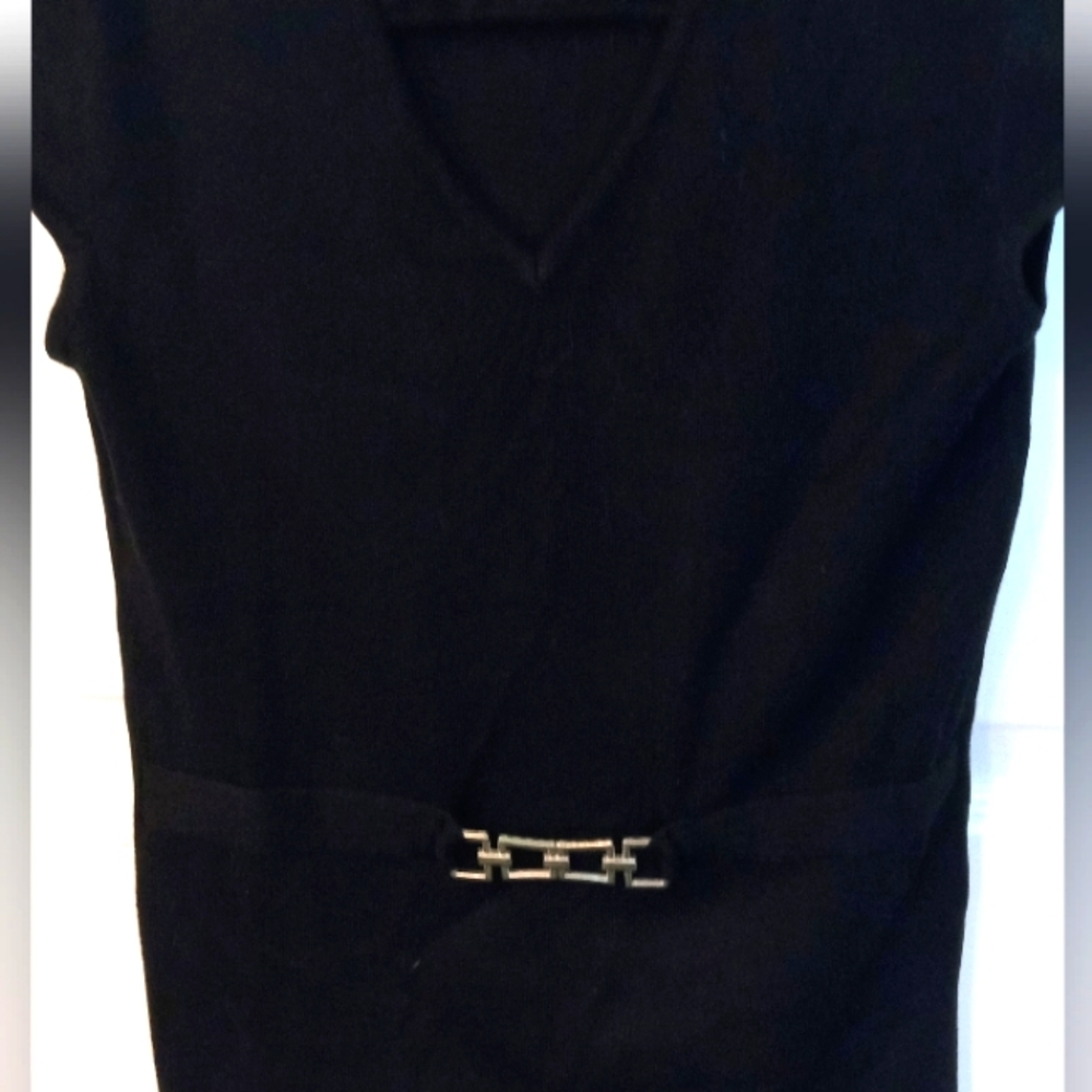 💫San-Francisco Adorable Women's Black V-Neck Top with Silver Accent - Picture 2 of 10